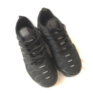 VaporMax Plus — Triple Black